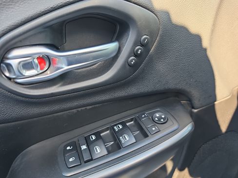 Used 2019 Jeep Cherokee Limited AWD/4WD image 17