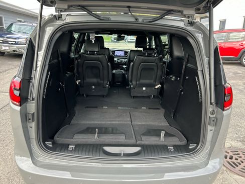 Used 2025 Chrysler Pacifica Select image 32