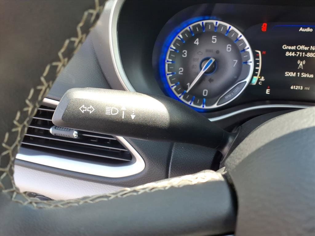 Used 2024 Chrysler Pacifica Touring-L FWD image 18