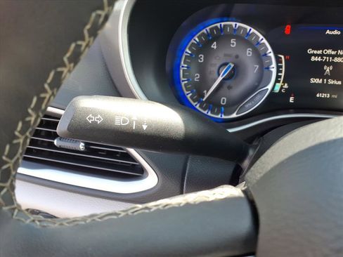 Used 2024 Chrysler Pacifica Touring-L FWD image 18