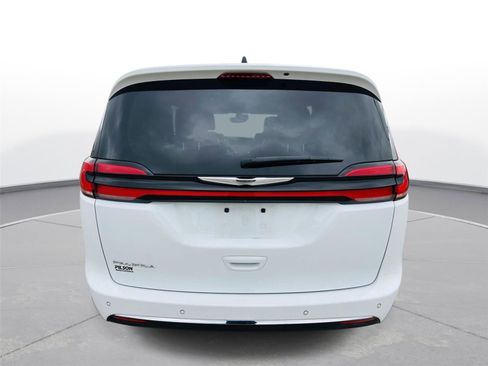 Used 2023 Chrysler Pacifica Touring-L image 38