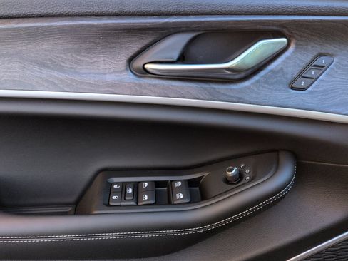 New 2025 Jeep Grand Cherokee Limited w/ Black Appearance Package image 9