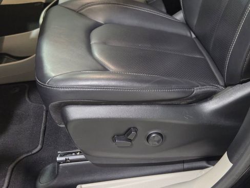 Used 2024 Chrysler Pacifica Touring-L FWD image 15