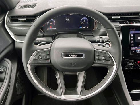 Certified 2024 Jeep Grand Cherokee Altitude image 13