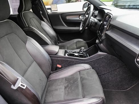 Used 2019 Volvo XC40 T4 R-Design FWD image 16