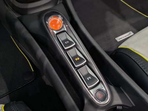 Used 2025 McLaren Artura Spider image 15