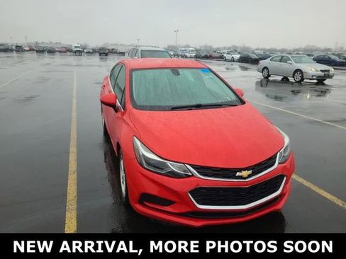 Used 2017 Chevrolet Cruze LT w/ Convenience Package image 4