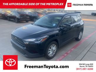 Used 2023 Toyota Corolla Cross LE video 1