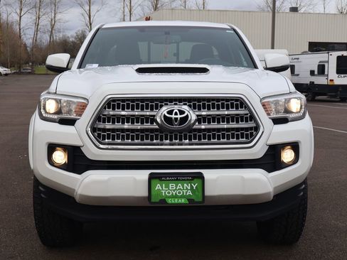 Used 2017 Toyota Tacoma TRD Sport w/ Premium & Technology Package image 11