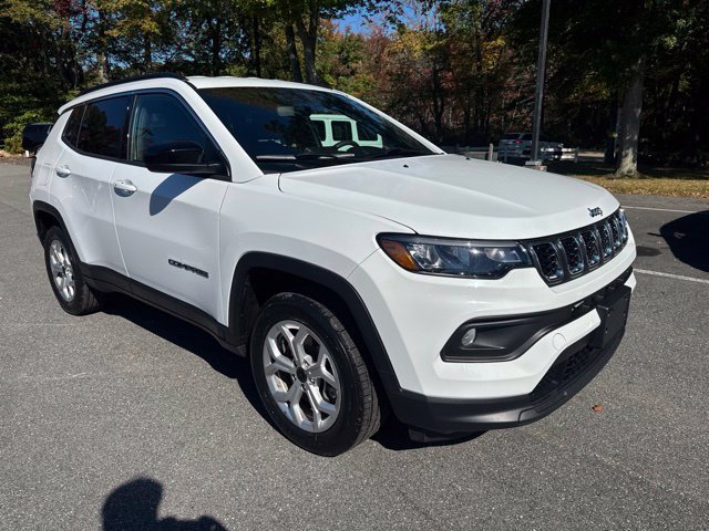 Used 2025 Jeep Compass Latitude AWD/4WD image 4