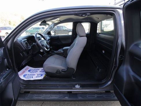 Used 2018 Toyota Tacoma SR5 image 31