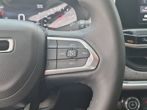 Used 2025 Jeep Compass Latitude w/ Sun & Sound Group AWD/4WD image 21