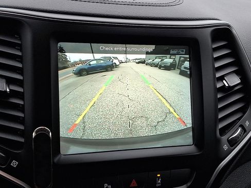 Used 2021 Jeep Cherokee Latitude Lux w/ Comfort/Convenience Group image 16