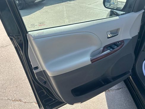 Used 2014 Toyota Sienna XLE w/ Entertainment Package image 9