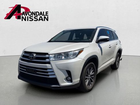 Used 2017 Toyota Highlander XLE FWD image 2