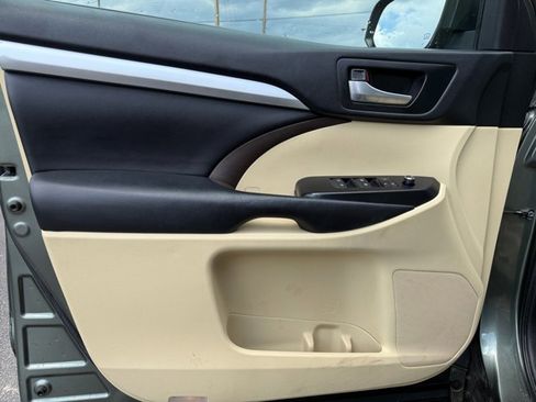Used 2018 Toyota Highlander XLE AWD/4WD image 22