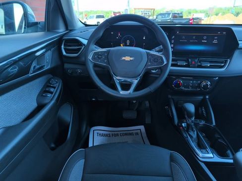 Used 2024 Chevrolet TrailBlazer LT w/ LT Cold Weather Package FWD image 3