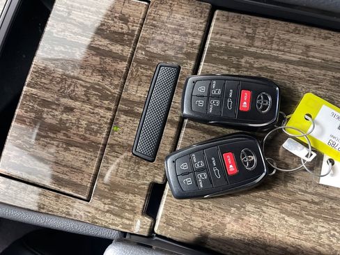 Used 2026 Toyota Sienna Platinum image 24