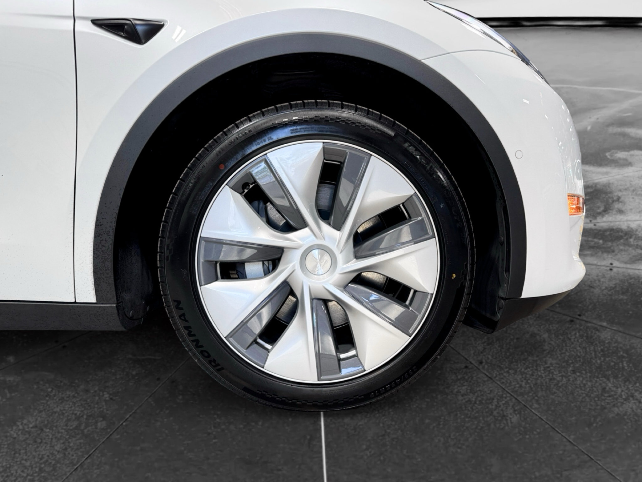 Used 2022 Tesla Model Y Long Range AWD/4WD image 35