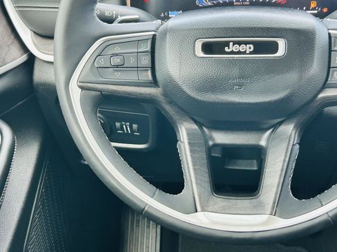 Used 2023 Jeep Grand Cherokee Limited w/ Black Appearance Package AWD/4WD image 20