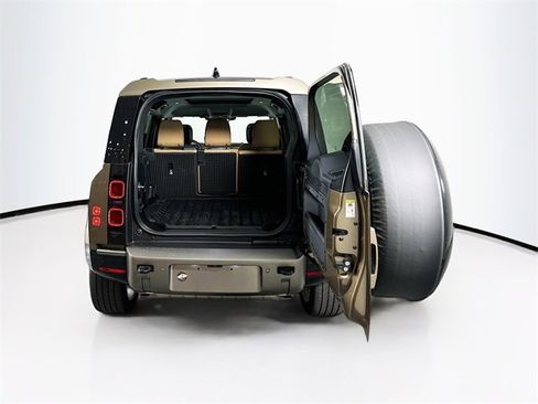 Used 2025 Land Rover Defender 110 X-Dynamic SE image 6