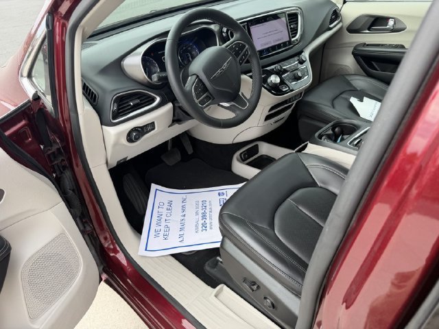 Used 2023 Chrysler Pacifica Touring-L FWD image 11