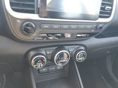 Certified 2022 Hyundai Venue SEL FWD image 25