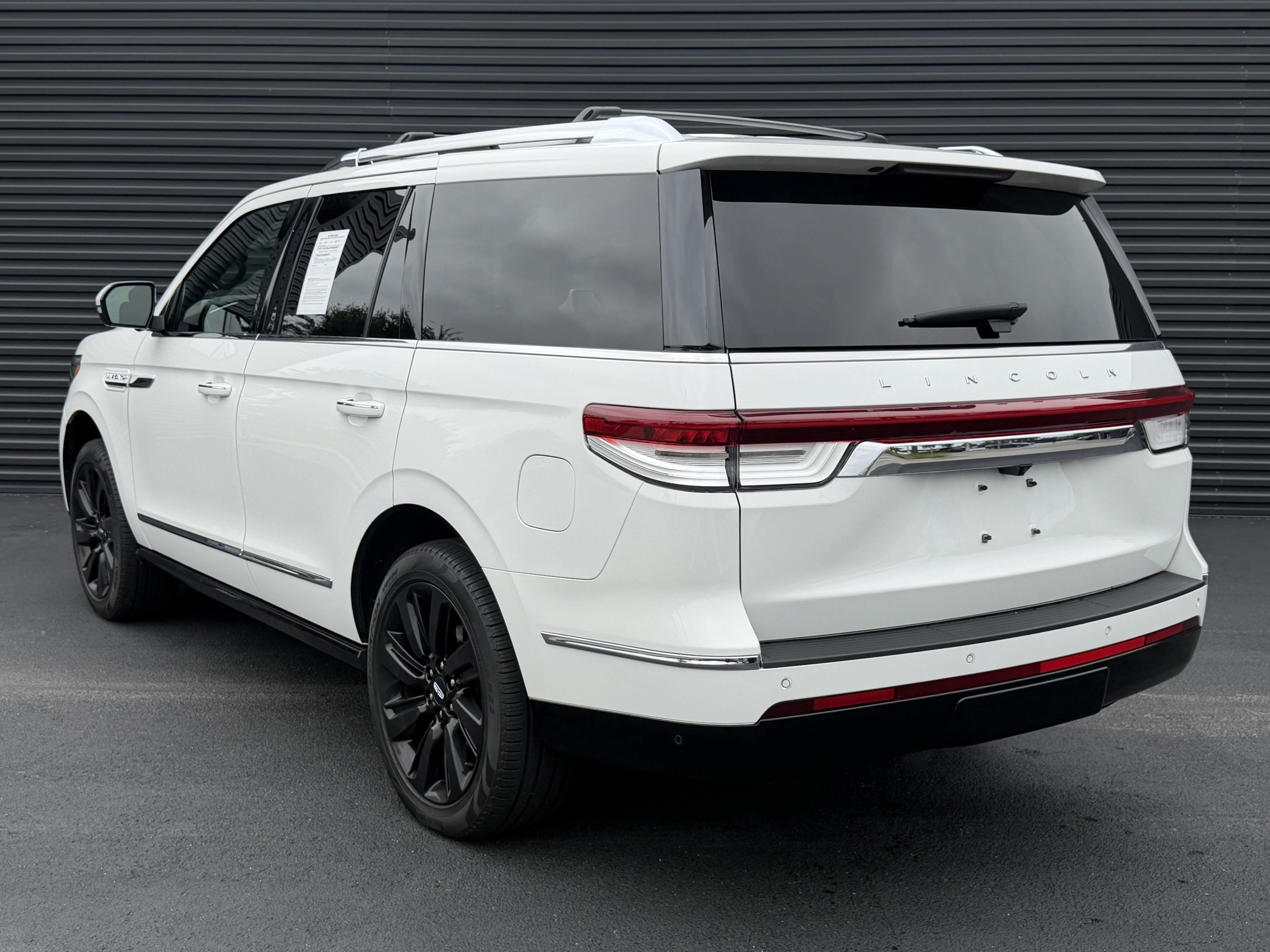 Used 2022 Lincoln Navigator Reserve AWD/4WD image 3