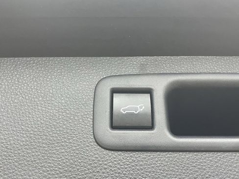 Used 2021 Toyota Highlander XLE image 21