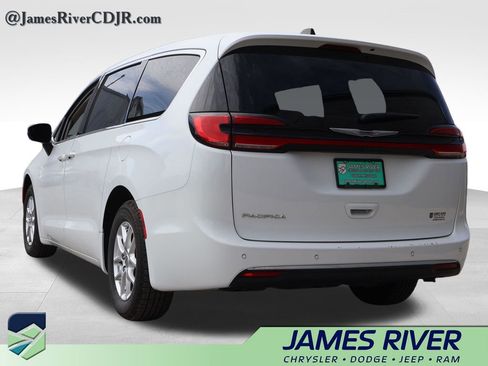 Used 2023 Chrysler Pacifica Touring-L FWD image 3