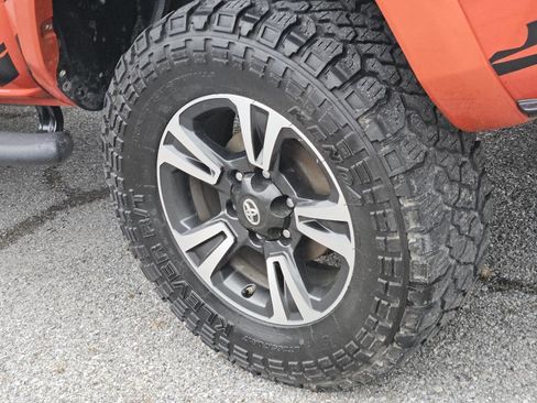 Used 2018 Toyota Tacoma TRD Sport w/ Technology Package RWD image 7