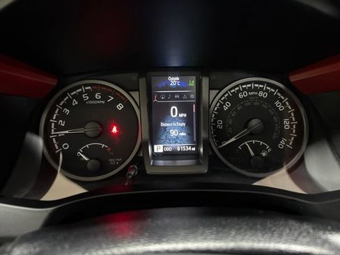 Used 2018 Toyota Tacoma SR5 AWD/4WD image 17