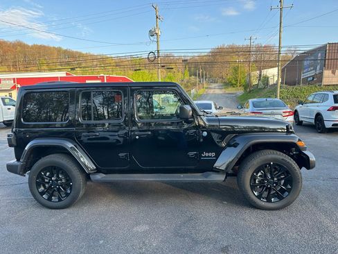 Used 2025 Jeep Wrangler Sahara AWD/4WD image 4