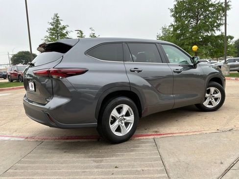 Used 2025 Toyota Highlander LE FWD image 6
