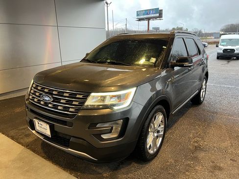 Used 2016 Ford Explorer XLT w/ Equipment Group 202A image 4