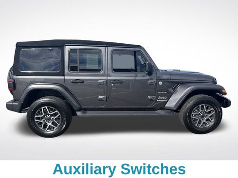 Used 2024 Jeep Wrangler Sahara image 8
