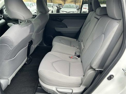 Used 2023 Toyota Highlander LE image 19