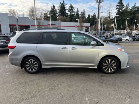 Certified 2018 Toyota Sienna XLE image 3