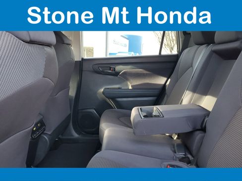 Used 2021 Toyota Highlander LE image 12