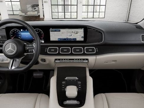 Used 2025 Mercedes-Benz GLS 450 4MATIC image 2