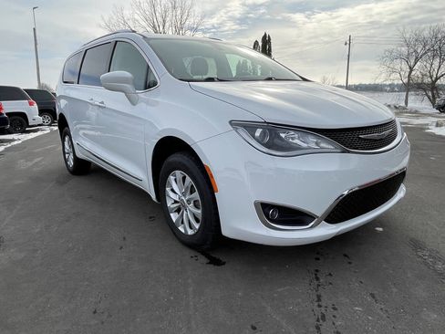 Used 2019 Chrysler Pacifica Touring-L image 11