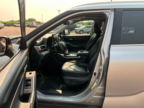 Used 2020 Toyota Highlander XLE AWD/4WD image 10