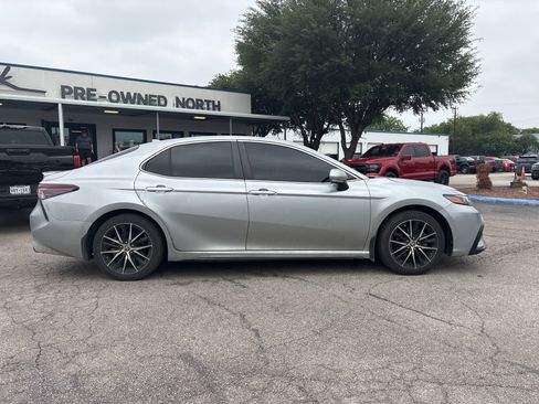 Used 2024 Toyota Camry SE FWD image 2