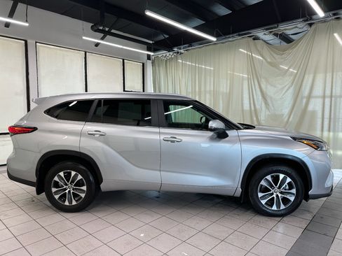 Used 2023 Toyota Highlander XLE AWD/4WD image 3