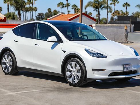 Used 2023 Tesla Model Y Long Range AWD/4WD image 4