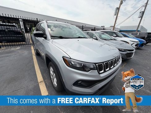 Used 2024 Jeep Compass Latitude AWD/4WD image 2