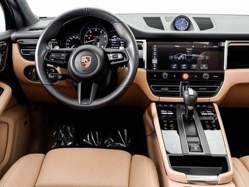 Used 2025 Porsche Macan image 17