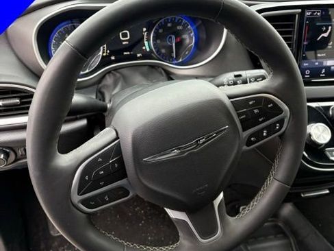 Used 2025 Chrysler Pacifica Select FWD image 17