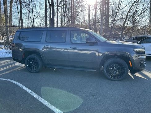 New 2025 Jeep Wagoneer L Series II w/ Premium Group I image 9