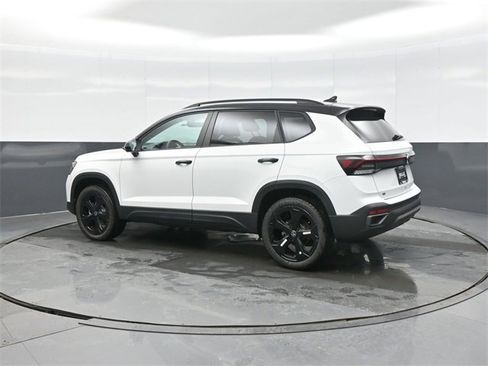 New 2026 Volkswagen Taos SE image 5